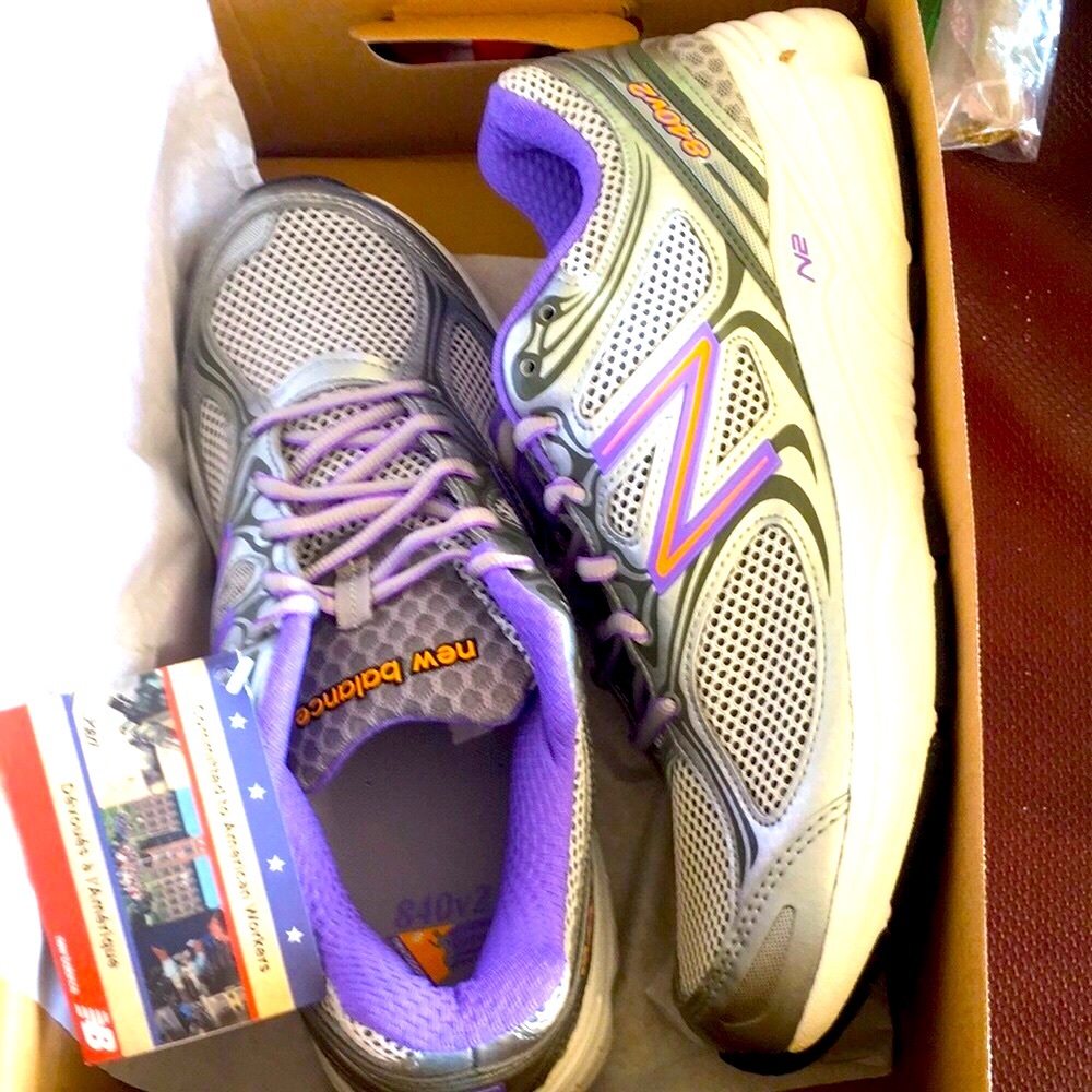 NIB NEW BALANCE RUNNING SHOES SILVER/LAVENDAR 11.5